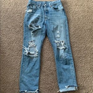 Ripped Levi mom jeans